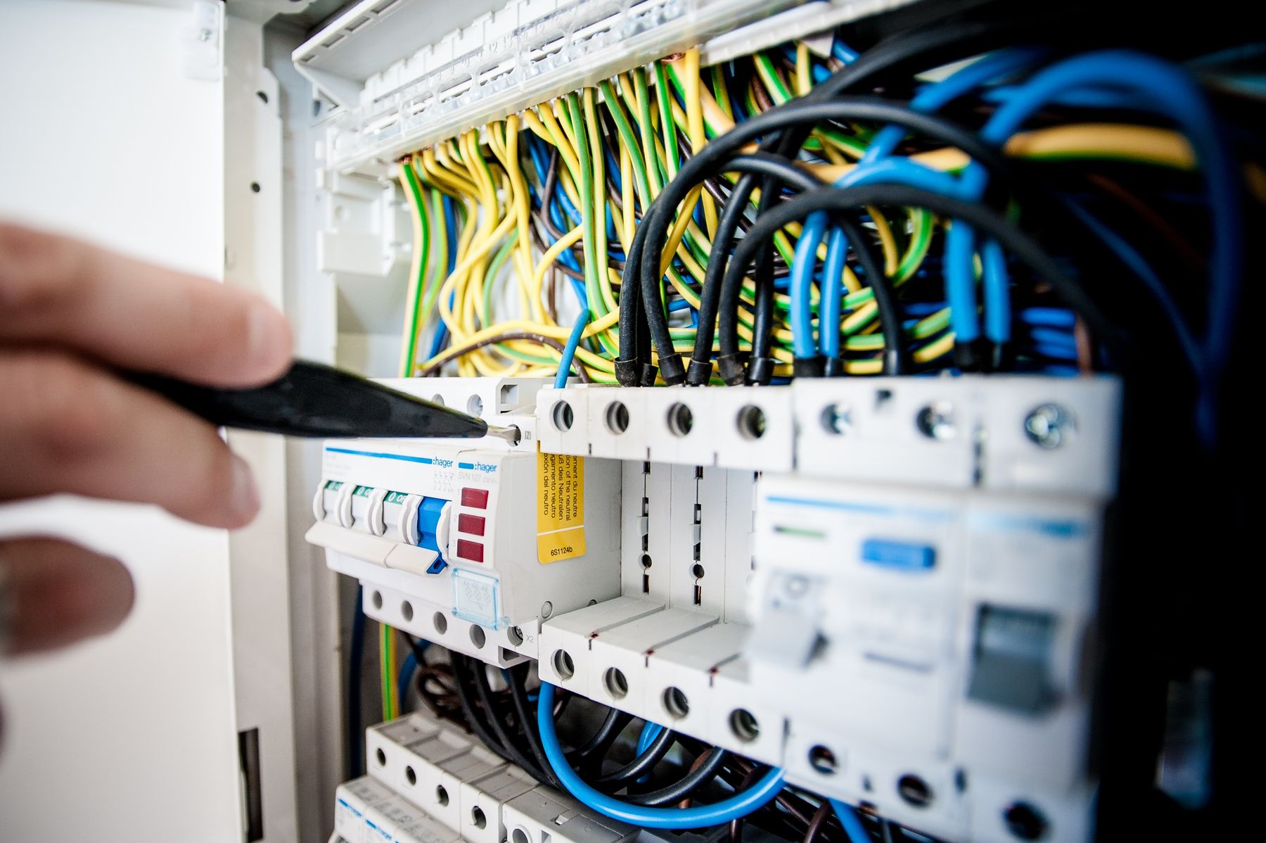 Arbeit am Verteilerschrank